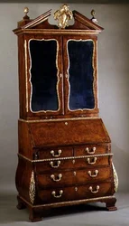 George I Schreibtisch-Bücherregal mit Bombé-Seiten und vergoldeten Beschlägen, um 1720